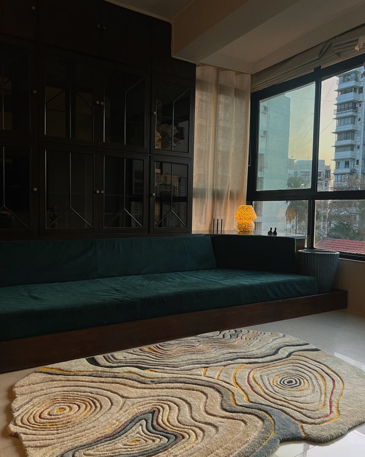 Timeless wool rug for living spaces