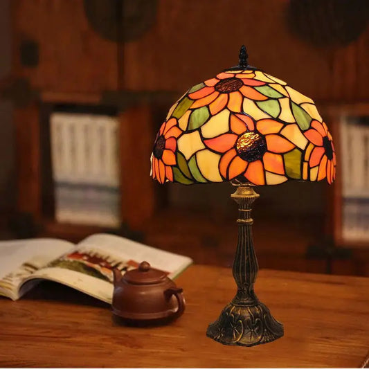Elegant Tiffany Table Lamp – vintage flair & colorful light play