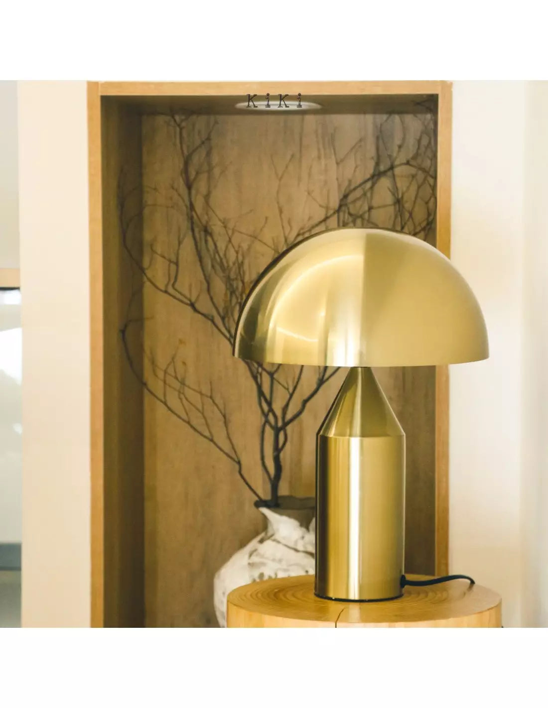 Iconic metal table lamp