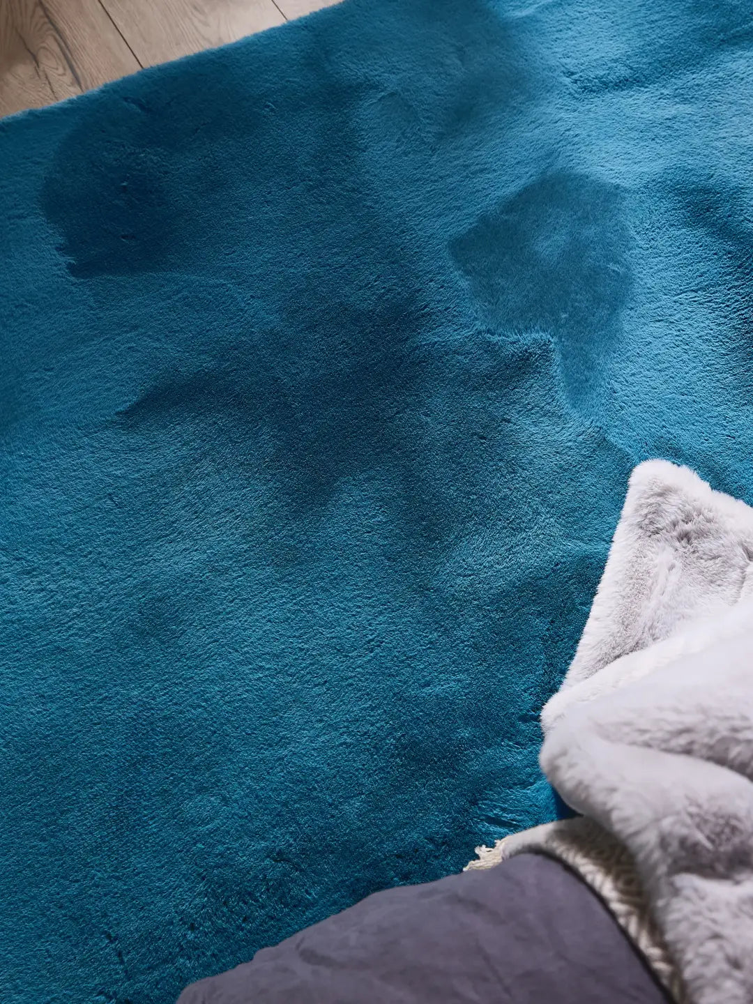 Washable faux fur rug