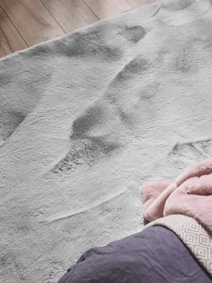 Washable faux fur rug