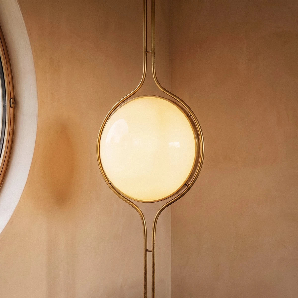 Pelvaro Mid-Century Metal Floor-to-Ceiling Lamp