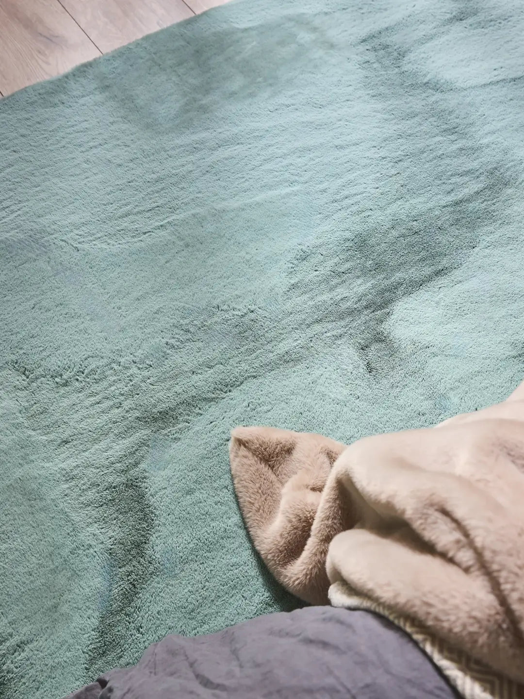 Washable faux fur rug